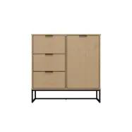 NORDIC LIVING COLLECTION Modern byrå tillverkad av massiv furu, lackerad i Oak Colori. Stabilt stativ tack vare svart metallram, högkvalitativa svarta metallhandtag, gott om förvaringsutrymme med 3 lådor, 1 dörr med hyllplan.