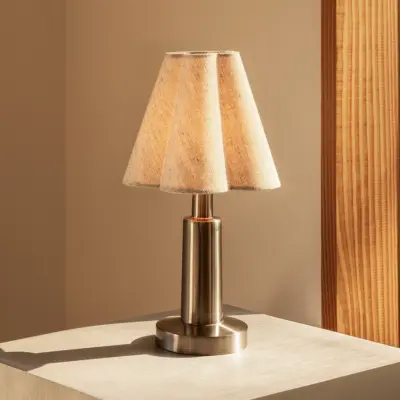 Admiral batteridriven bordslampa, krom/beige, 27 cm, textil – Audo Audo Copenhagen - Vardagsrum - Design - Plast - Med lampskärm
