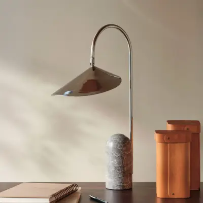 Arum bordslampa, stål, metall/marmor 53 cm – ferm LIVING - Vardagsrum - Design - Med en ljuskälla