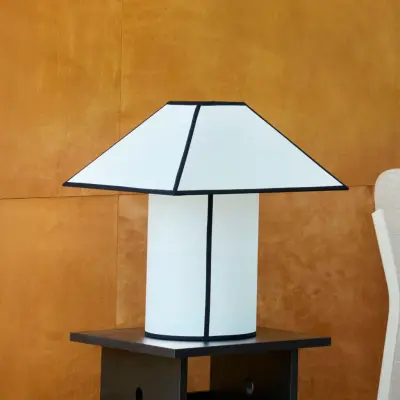 Ava bordslampa, höjd 32 cm, vit/svart, E27 – HAY - Vardagsrum - Design - Plast - Med en ljuskälla