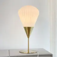 Ballongbordslampa Opal/Mässing - DybergLarsen Dyberg Larsen - Vardagsrum - Design - Metall - Med lampskärm