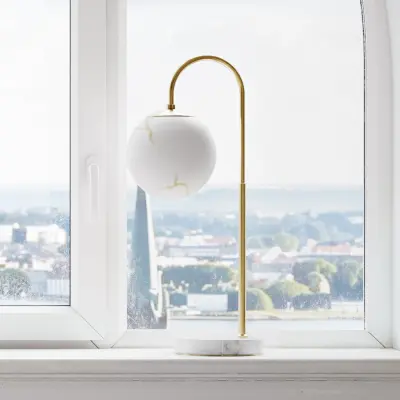 Bellagio bordslampa, mässingsfärgad/vit, glas, E27 – By Rydéns - Vardagsrum - Metall - Med en ljuskälla