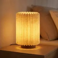 Bordslampa, valnöt/linne, veckad, höjd 30 cm – Lindby Maveo - Vardagsrum - Skandinavisk - Tyg / textil - Med en ljuskälla