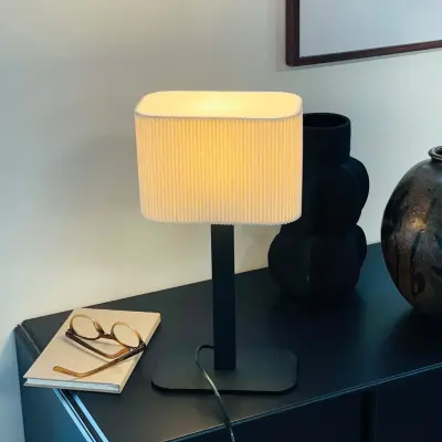 Calix bordslampa natur/svart Dyberg Larsen - Vardagsrum - Design - Tyg / textil - Med lampskärm