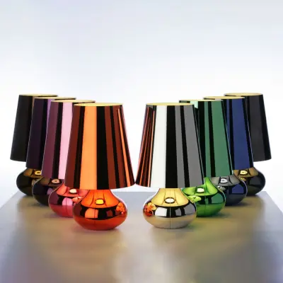 Cindy LED-bordslampa, blå metallic – Kartell - Vardagsrum - Design - Plast - Med lampskärm