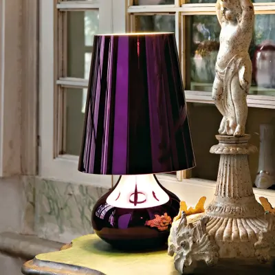 Cindy LED-bordslampa, violett metallic – Kartell - Vardagsrum - Design - Plast - Med lampskärm