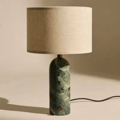 Gravity Small bordslampa, grön marmor, krämfärgad canvas – Gubi - Vardagsrum - Design - Sten - Med en ljuskälla