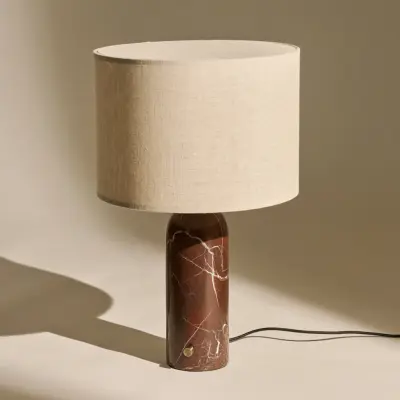Gravity Small bordslampa, röd marmor, krämfärgad canvas – Gubi - Vardagsrum - Design - Sten - Med en ljuskälla