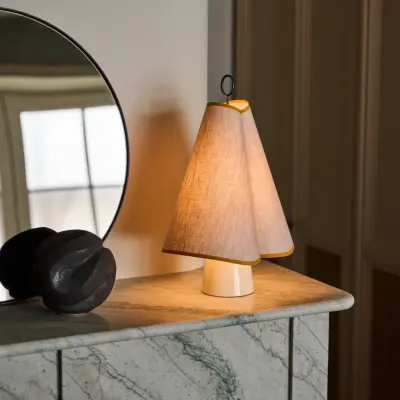 Hornbæk LED-bordslampa med batteri, beige/gul, Canvas – Gubi - Vardagsrum - Design - Tyg / textil - Med en ljuskälla