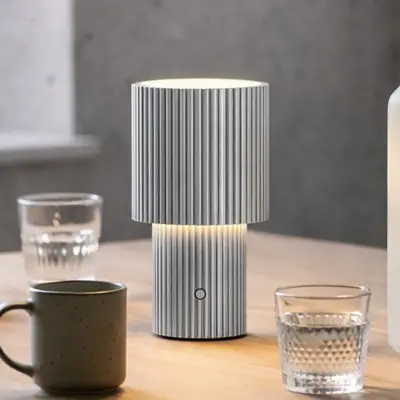 Iluma LED-bordslampa med batteri, silverfärgad, höjd 22,1 cm – Herstal - Vardagsrum - Modern - Aluminium - Med en ljuskälla