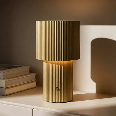 Iluma LED-bordslampa med uppladdningsbart batteri, guldfärgad, höjd 22,1 cm – Belid - Vardagsrum - Modern - Aluminium - Med en ljuskälla