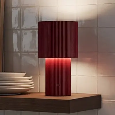 Iluma LED-bordslampa med uppladdningsbart batteri, röd, höjd 22,1 cm – Herstal - Vardagsrum - Modern - Aluminium - Med en ljuskälla