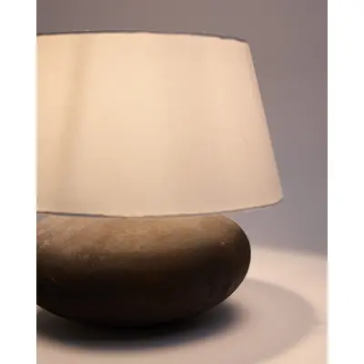 KAVE HOME Nessi bordslampa i metall med svart terrakottaeffekt