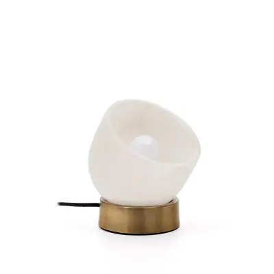 KAVE HOME Shenli bordslampa i alabaster och metall med mässingsfinish