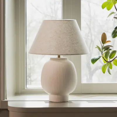 Lorenzo bordslampa, beige, höjd 46 cm – Globen Lighting - Vardagsrum - Skandinavisk - Keramik - Med lampskärm