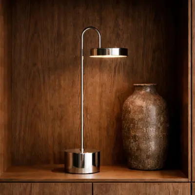 MOOVELIGHT LED-bordslampa med batteri, krom, 35 cm – Dyberg Larsen - Vardagsrum - Design - Metall - Med en ljuskälla