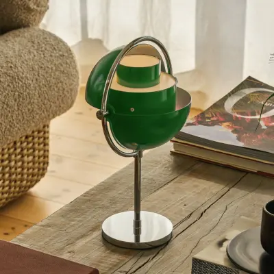 Multi-Lite Portable bordslampa, krom/grön, 30 cm – Gubi - Vardagsrum - Design - Metall - Med lampskärm