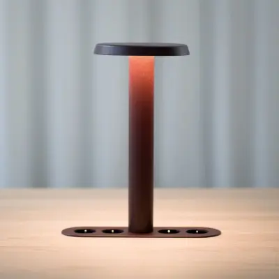 NOMAD LAMP 02 bordslampa, mörkröd 32 cm – Forming Function NOMAD COLLECTION - Vardagsrum - Design - Aluminium - Med en ljuskälla