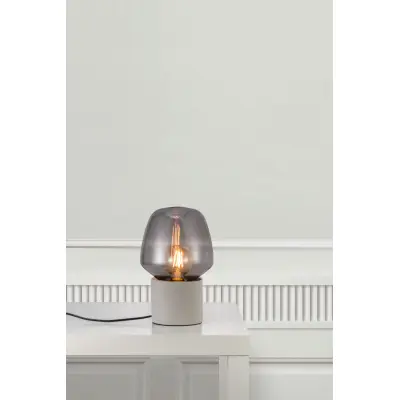 NORDLUX Christina 20 bordslampa - rökt glas och ljusgrå betong