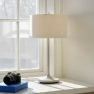 Soft bordslampa, vit/sandfärgad, höjd 64 cm, linne – Belid - Sovrum - Skandinavisk - Tyg / textil - Med lampskärm