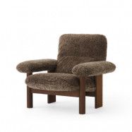 Audo Copenhagen Brasilia fåtölj Dark oak-Root sheepskin