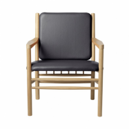 FDB Møbler J147 fåtölj Oak nature lacquered-black leather
