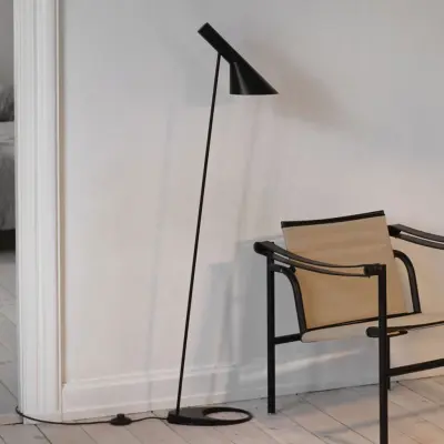 AJ golvlampa, svart - Louis Poulsen - Vardagsrum - Design - Metall - Med en ljuskälla