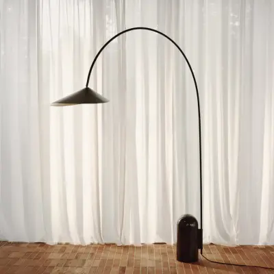Arum golvlampa, svart, metall/marmor, 205 cm – ferm LIVING - Vardagsrum - Design - Med en ljuskälla