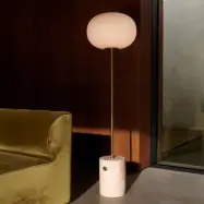 JWDA golvlampa, mässing/beige, travertin, 150 cm, dimbar – Audo Audo Copenhagen - Vardagsrum - Design - Sten - Med lampskärm