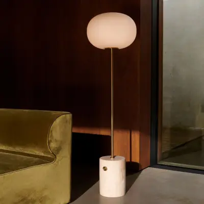 JWDA golvlampa, mässing/beige, travertin, 150 cm, dimbar – Audo Audo Copenhagen - Vardagsrum - Design - Sten - Med lampskärm