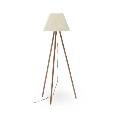 KAVE HOME Benicarlo golvlampa i massivt gummiträ med en naturlig, beige finish