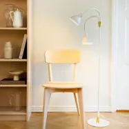 Lilje golvlampa, vit/mässing – DybergLarsen Dyberg Larsen - Vardagsrum - Design - Metall - Med lampskärm