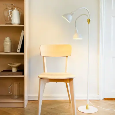 Lilje golvlampa, vit/mässing – DybergLarsen Dyberg Larsen - Vardagsrum - Design - Metall - Med lampskärm