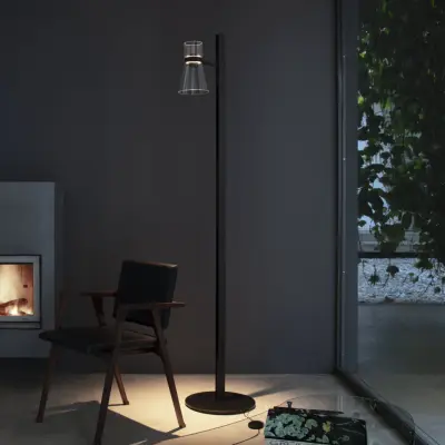 Nocturne F1 Cone LED-golvlampa, svart, 1 lampa, 206 cm – FLOS - Vardagsrum - Design - Aluminium - Med lampskärm