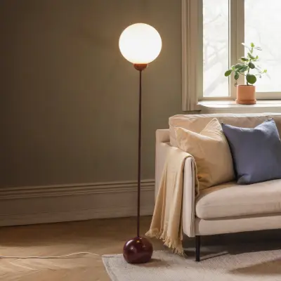 Ripley golvlampa, vinröd, glas, 144 cm – Globen Lighting - Vardagsrum - Skandinavisk - Med en ljuskälla