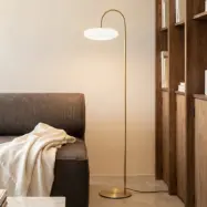 Tenebra LED-golvlampa, mässing/vit, glas, höjd 155 cm – Lucande - Vardagsrum - Modern - Med en ljuskälla