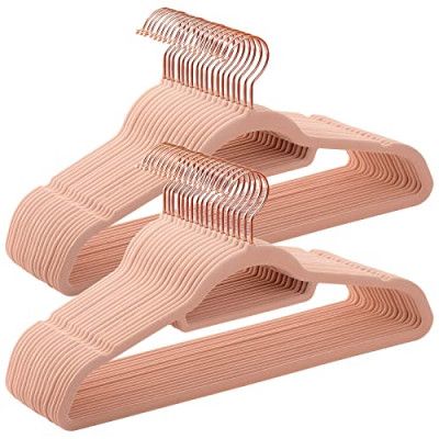 SONGMICS Sammetsklädhängare, set med 50 klädhängare, halkfria, med knytband och krok i roséguld, platsbesparande, 0,6 cm tjock, 43,5 cm lång, för klänningar Byxor, rosa CRF21PK50