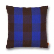 ferm LIVING Grand kudde 50x50 cm Chocolate-bright blue
