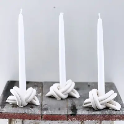 Ljusstake dubbelknut vit