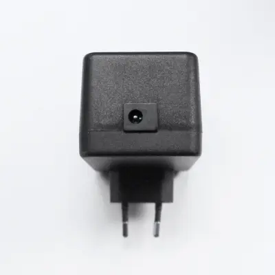 Plugin trafo rund ingång, svart