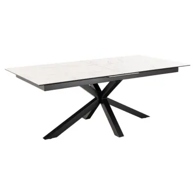 Heaven rektangulärt matbord, skiva vit Akranes grov keramik, korsben mattsvart grovt pulverlackerat stål, med fö