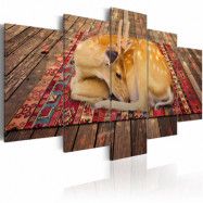 ARTGEIST Domestication - Bild på rådjur som ligger på en matta tryckt på duk - Flera storlekar 100x50