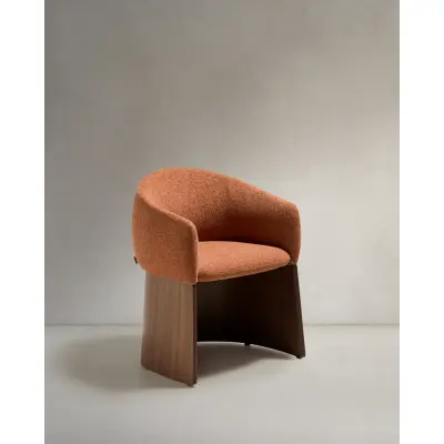KAVE HOME Bosca fåtölj, med armstöd - terrakotta chenilletyg och valnötsfaner