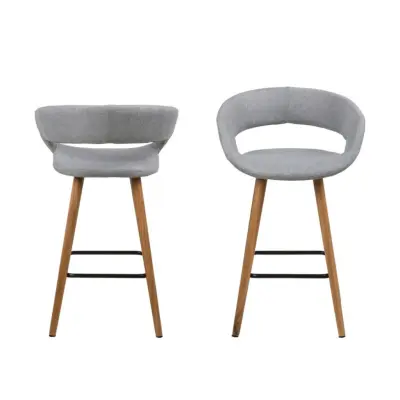 ACT NORDIC Grace barstol, med ryggstöd, armstöd och fotstöd - ljusgrå polyester och naturlig ek