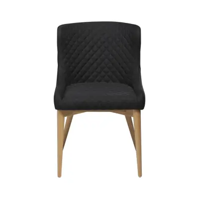 DAN-FORM Vetro fåtölj - svart tyg och naturlig ek