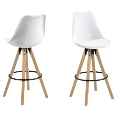 ACT NORDIC Dima barstol, m. ryggstöd och fotstöd - vit PU/polypropen och naturgummiträ