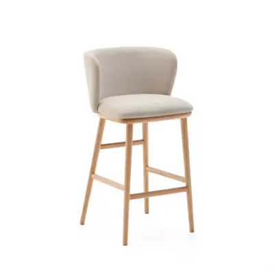 KAVE HOME Ciselia barstol, med ryggstöd och fotstöd - beige chenille och naturligt askträ (H:65cm)