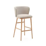 KAVE HOME Ciselia barstol, med ryggstöd och fotstöd - beige chenille och naturligt askträ (H:75cm)