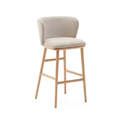 KAVE HOME Ciselia barstol, med ryggstöd och fotstöd - beige chenille och naturligt askträ (H:75cm)