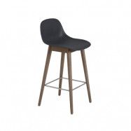 Muuto Fiber barstol med ryggstöd 65 cm Black-mörkbrunbetsade ben